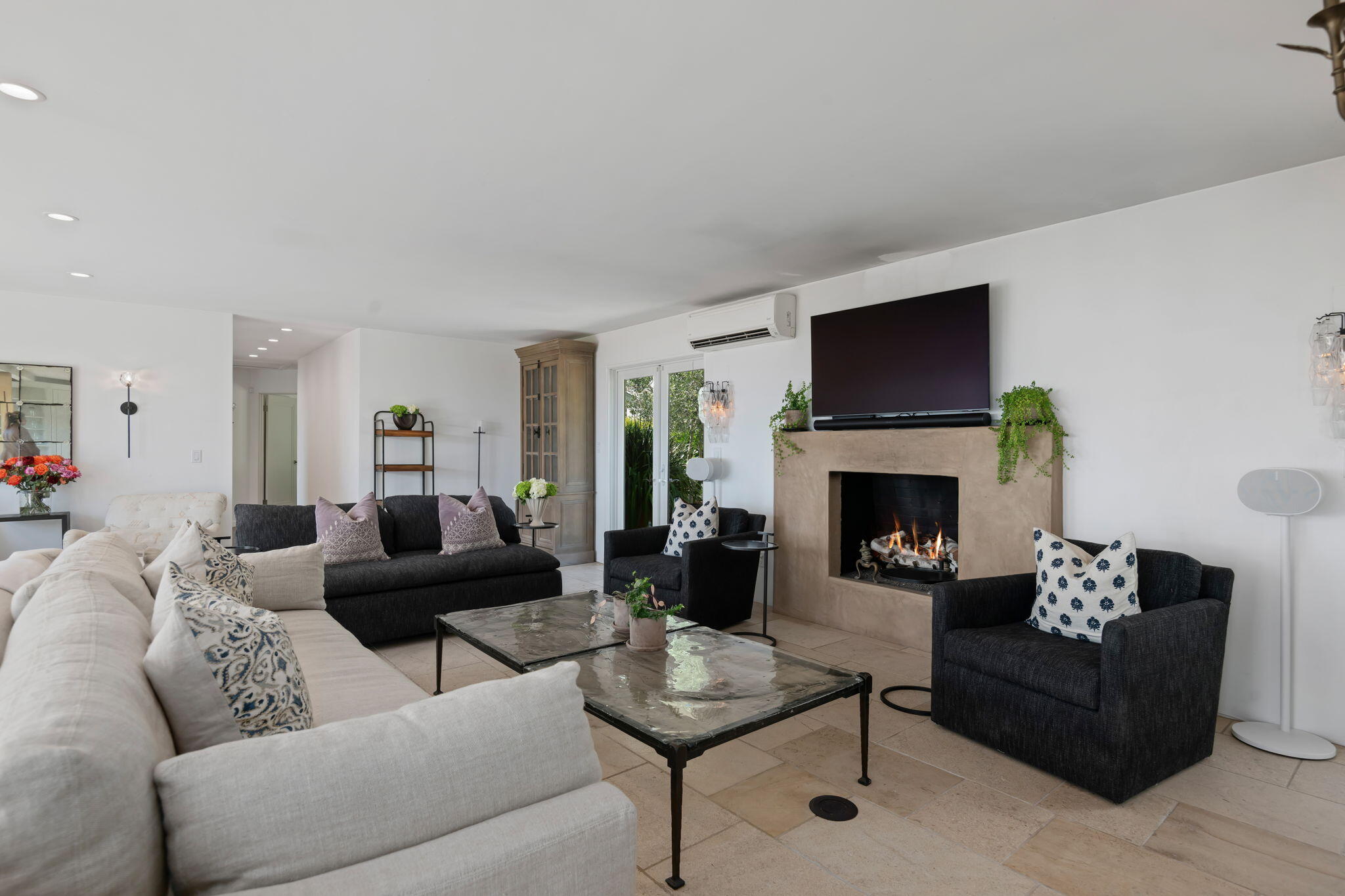 1144 Arbolado Road Santa Barbara, CA 93103 - Photo 17 of 40 15-Living Room
