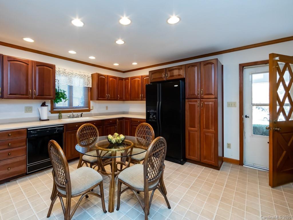 8028 Larkhaven Road Charlotte, NC 28216 - Photo 4 of 30 Gallery Image 4