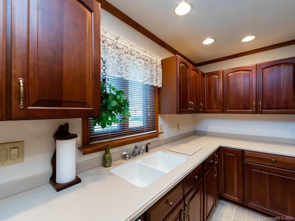 8028 Larkhaven Road Charlotte, NC 28216 - Photo 5 of 30 Gallery Image 5