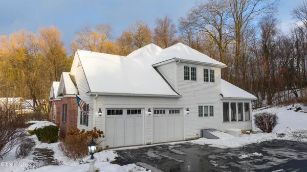 $939,000 | 122 Trask Lane, Stillwater, NY 12170