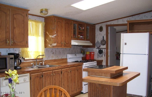1829 West Deadwood Ranch Road Paulden, AZ 86334 - Photo 3 of 12 Kitchen 2
