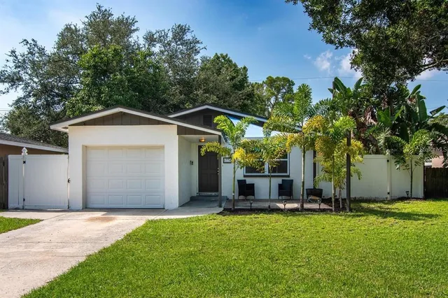 a view of a house with yard and tree s