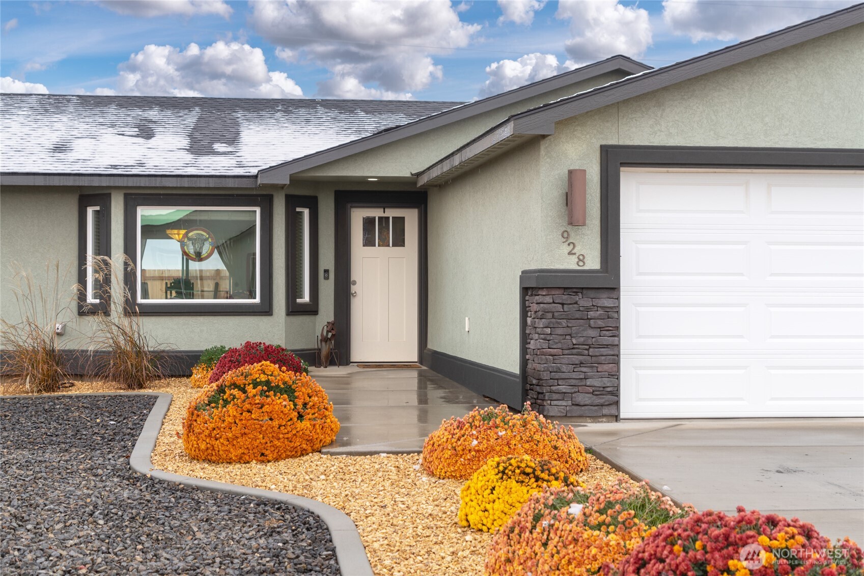 928 Q Street Southwest Quincy, WA 98848 - Photo 2 of 26 a front view of a house