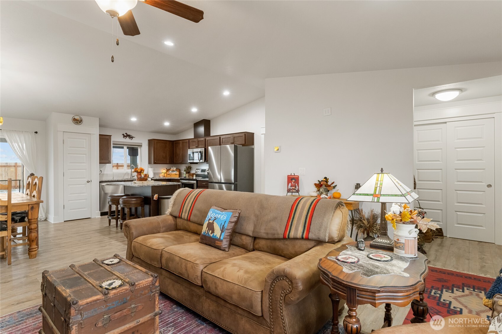 928 Q Street Southwest Quincy, WA 98848 - Photo 6 of 26 a living room with furniture and kitchen view