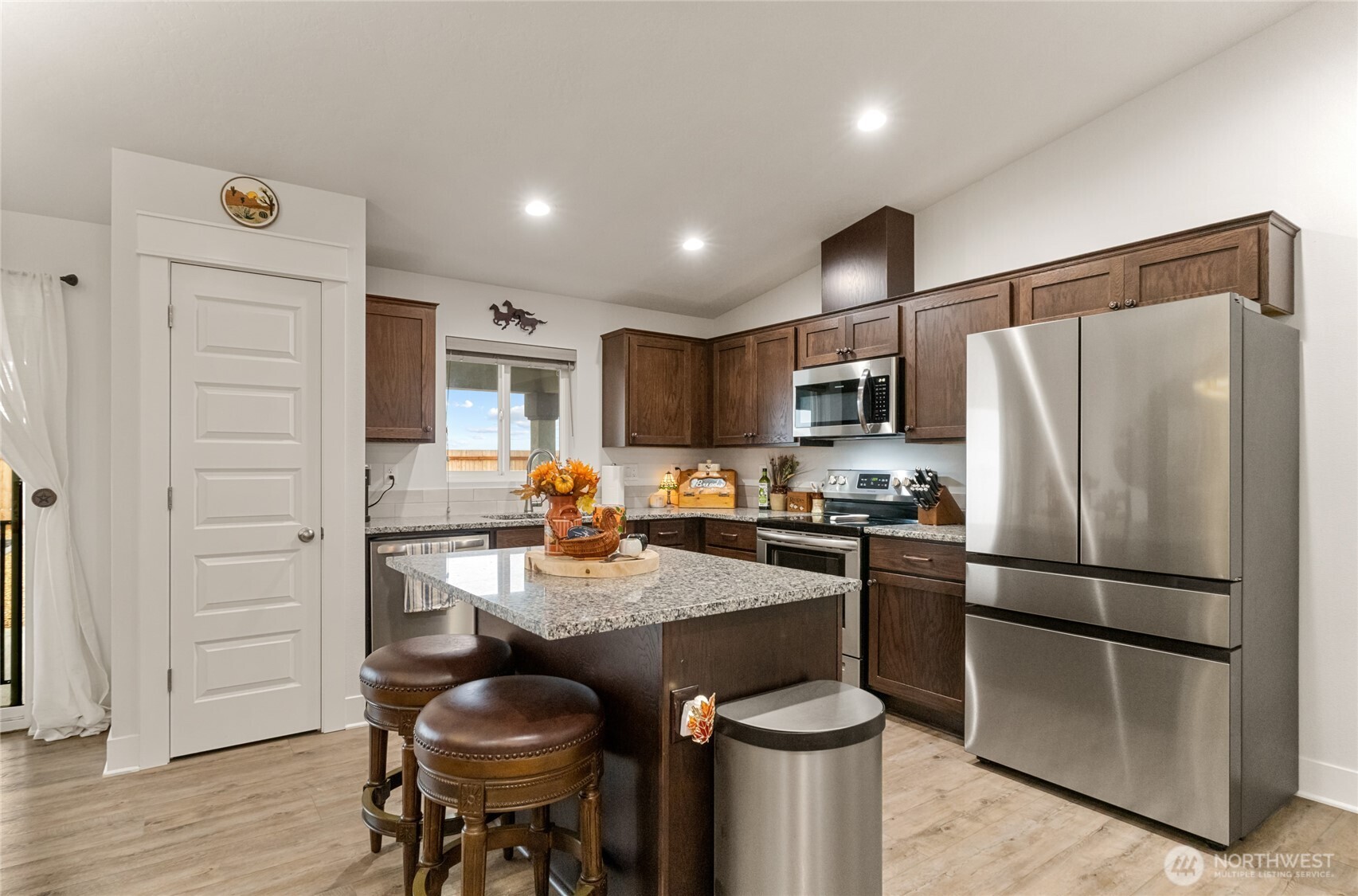 928 Q Street Southwest Quincy, WA 98848 - Photo 9 of 26 a kitchen with granite countertop a refrigerator stove and microwave