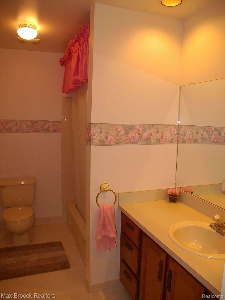 2211 London Bridge Drive, Unit 86 Rochester, MI 48307 - Photo 16 of 26 Hall Ba.jpg