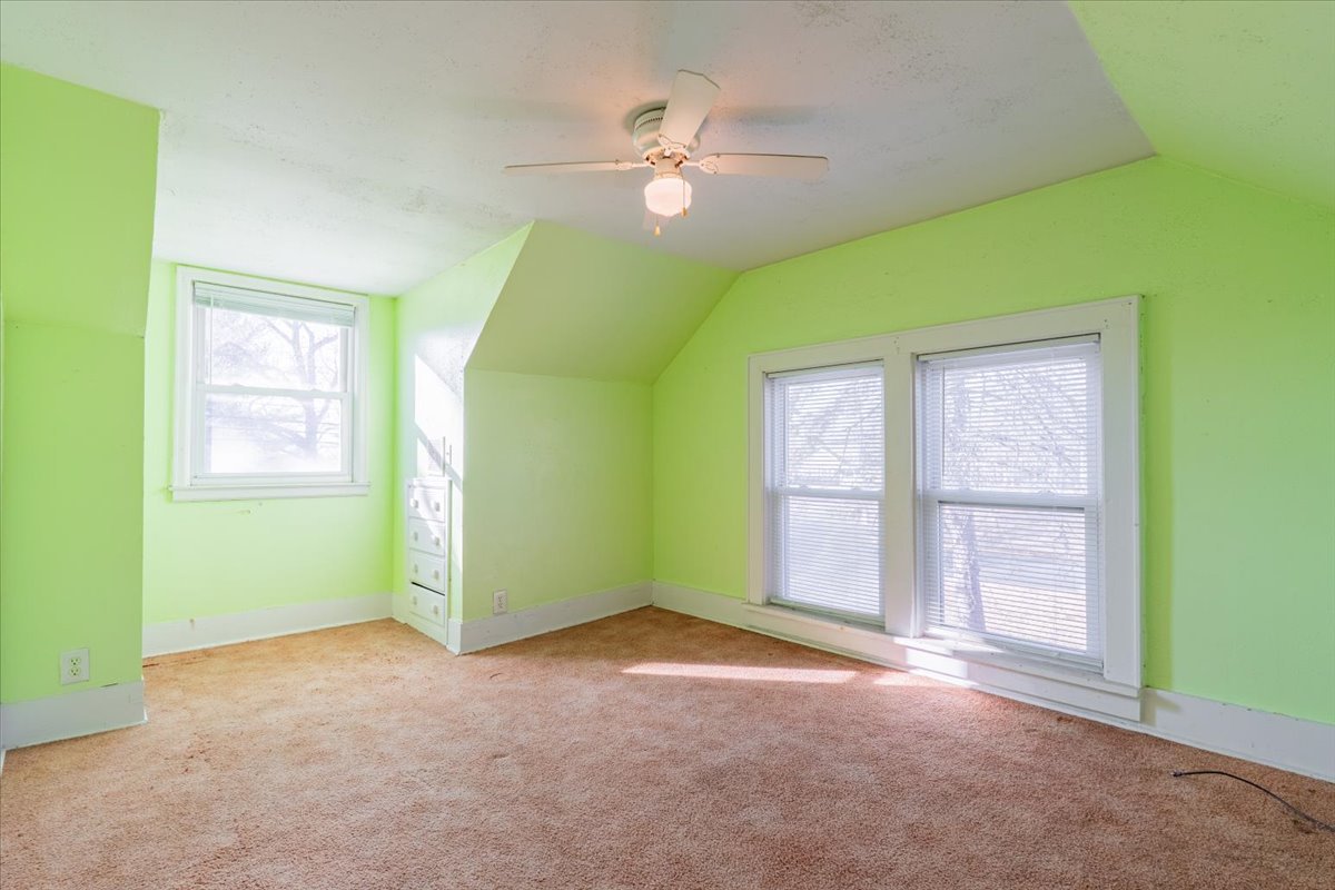 603 South Main Street Eureka, IL 61530 - Photo 19 of 32 an empty room with windows and closet