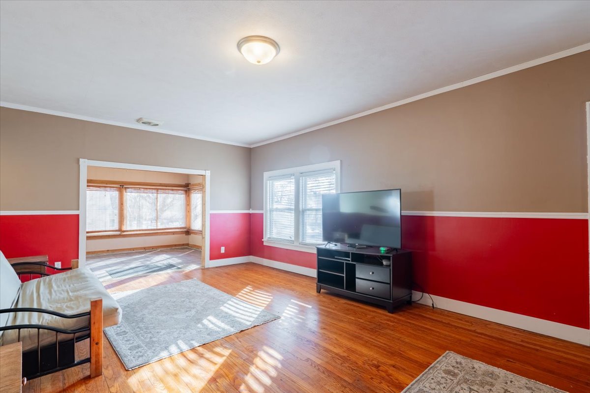 603 South Main Street Eureka, IL 61530 - Photo 5 of 32 a living room with furniture and wooden floor