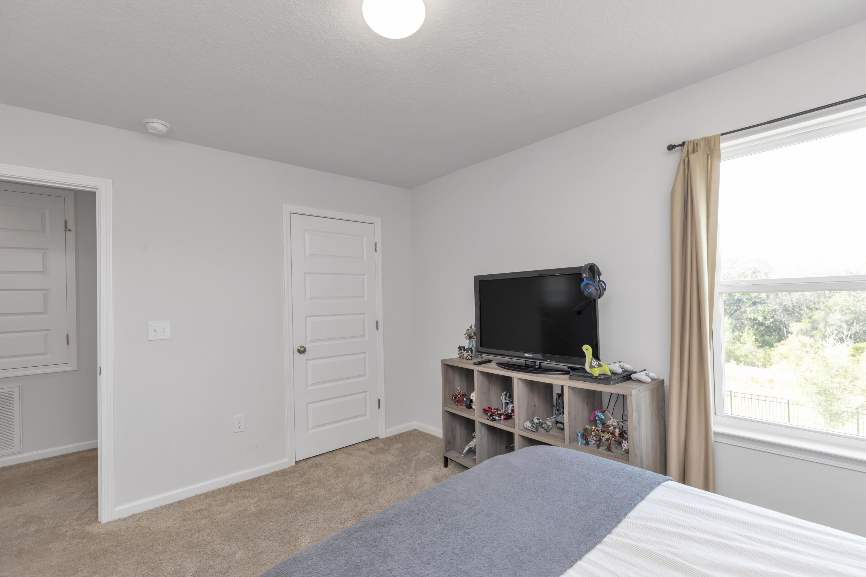162 This Way Freeport, FL 32439 - Photo 41 of 55 a living room with furniture and a flat screen tv