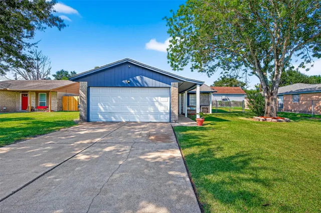 $197,500 | 229 Austin Street, Angleton, TX 77515