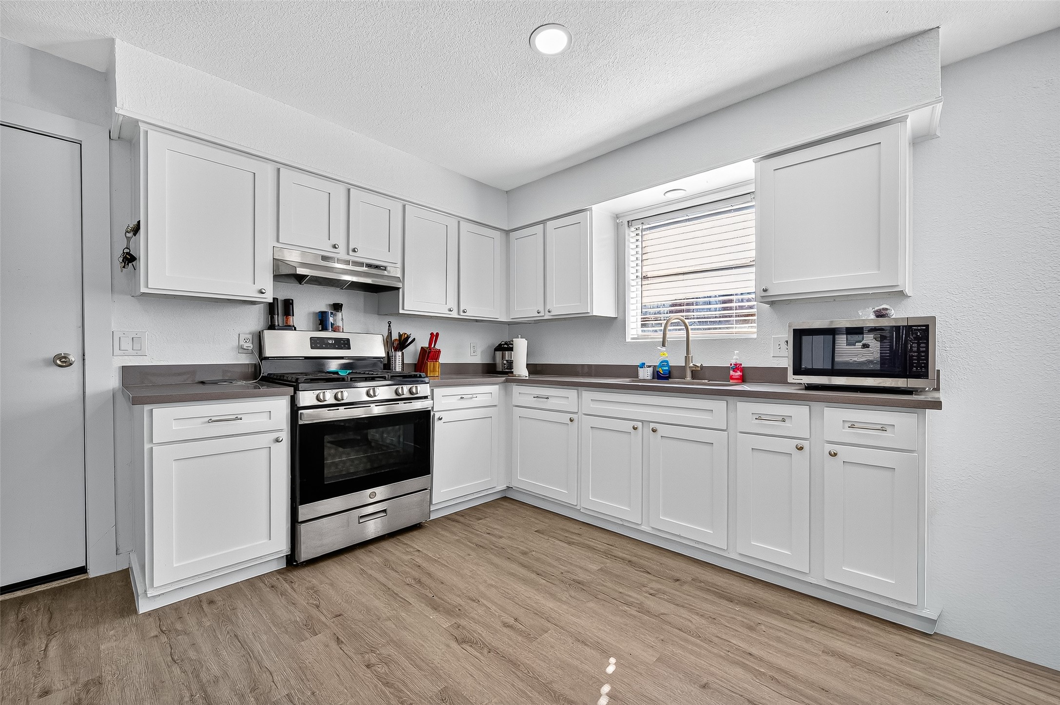 229 Austin Street Angleton, TX 77515 - Photo 11 of 36 Quartz countertops and stainless steel appliances will stay