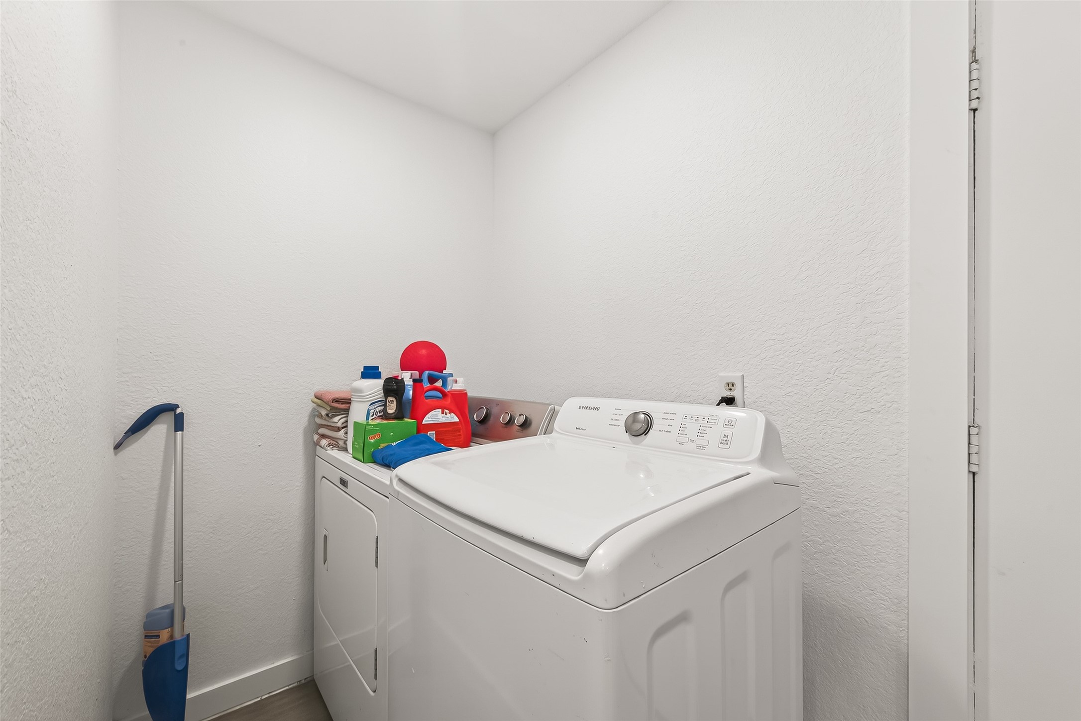 229 Austin Street Angleton, TX 77515 - Photo 14 of 36 a utility room with dryer and washer