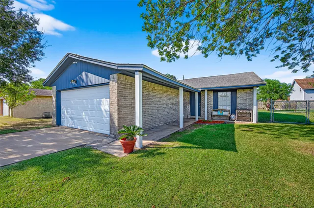 $197,500 | 229 Austin Street, Angleton, TX 77515