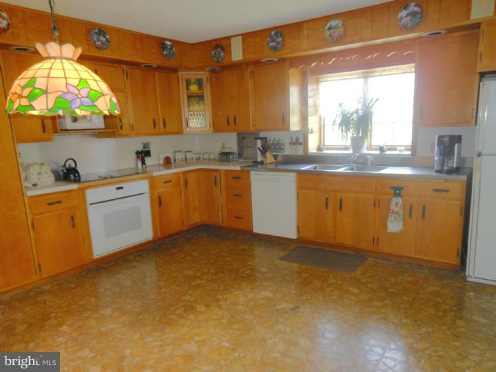 449 Weinsteiger Road Bechtelsville, PA 19505 - Photo 6 of 25 Gallery Image 6