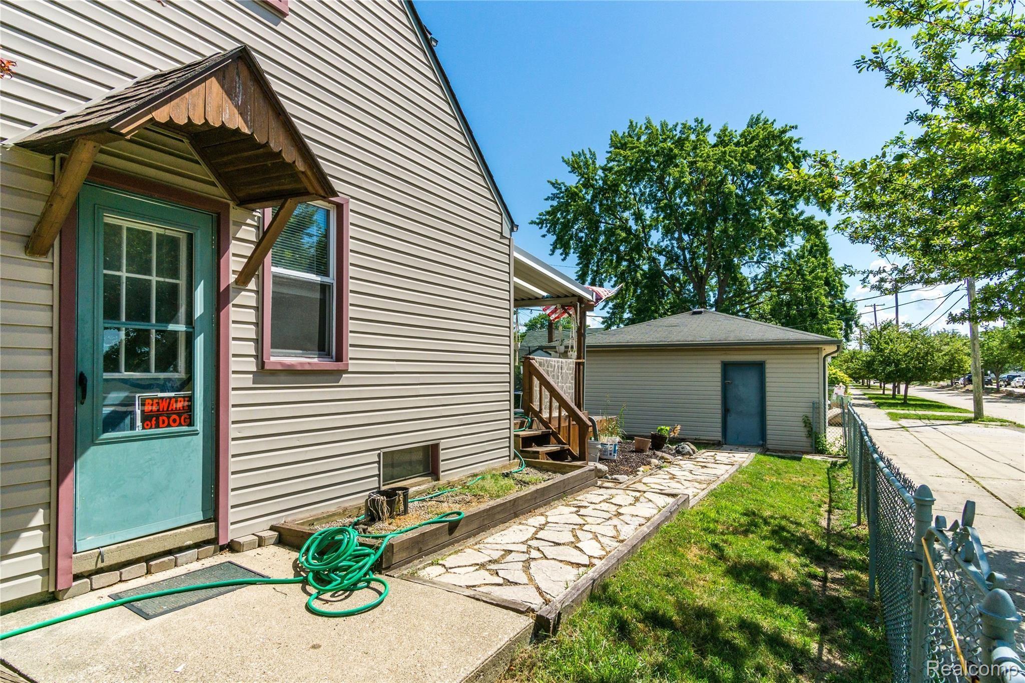 17827 Quarry Road Riverview, MI 48193 - Photo 28 of 31 Exterior 3.jpg