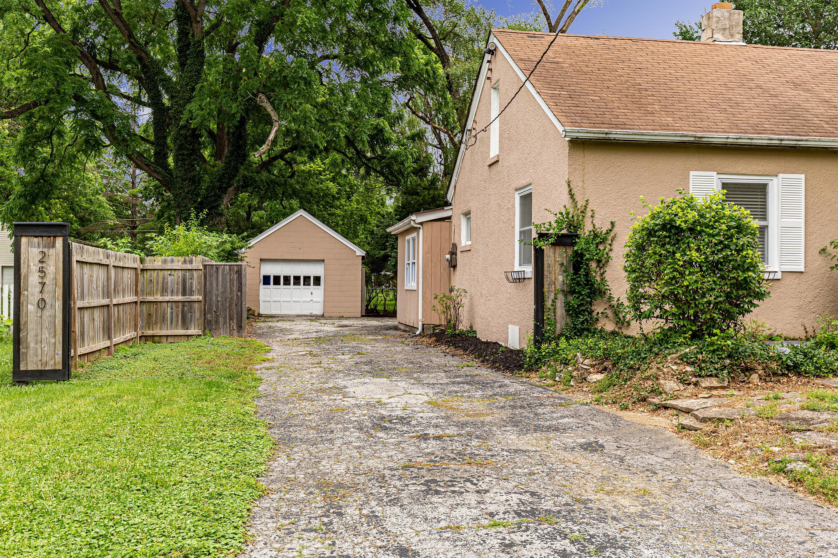 2570 Zollinger Road Columbus, OH 43221 - Photo 3 of 34 Gallery Image 3