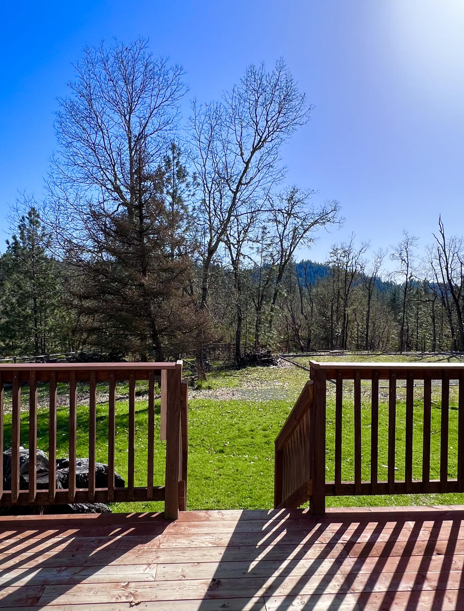 5525 Tunnel Loop Road Grants Pass, OR 97526 - Photo 37 of 65 deck off living room