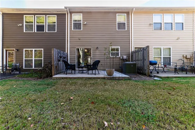 a view of a livingroom with a ceiling fan & a ceiling fan