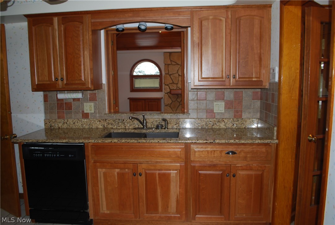 7320 Oakwood Road Parma, OH 44130 - Photo 15 of 24