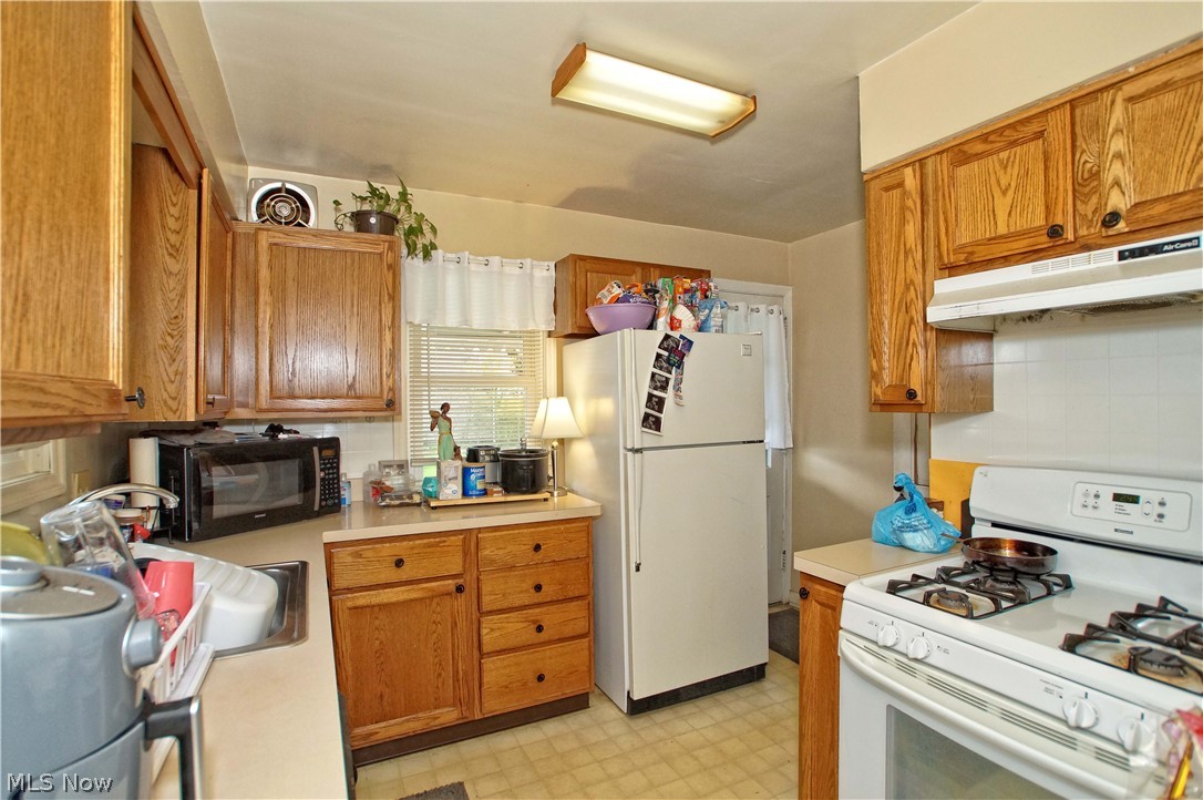 4218 Ellison Road Cleveland, OH 44121 - Photo 8 of 31