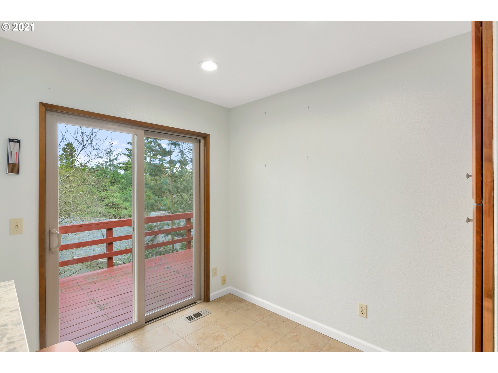 10035 Southwest Quail Post Road Portland, OR 97219 - Photo 11 of 26 Gallery Image 11