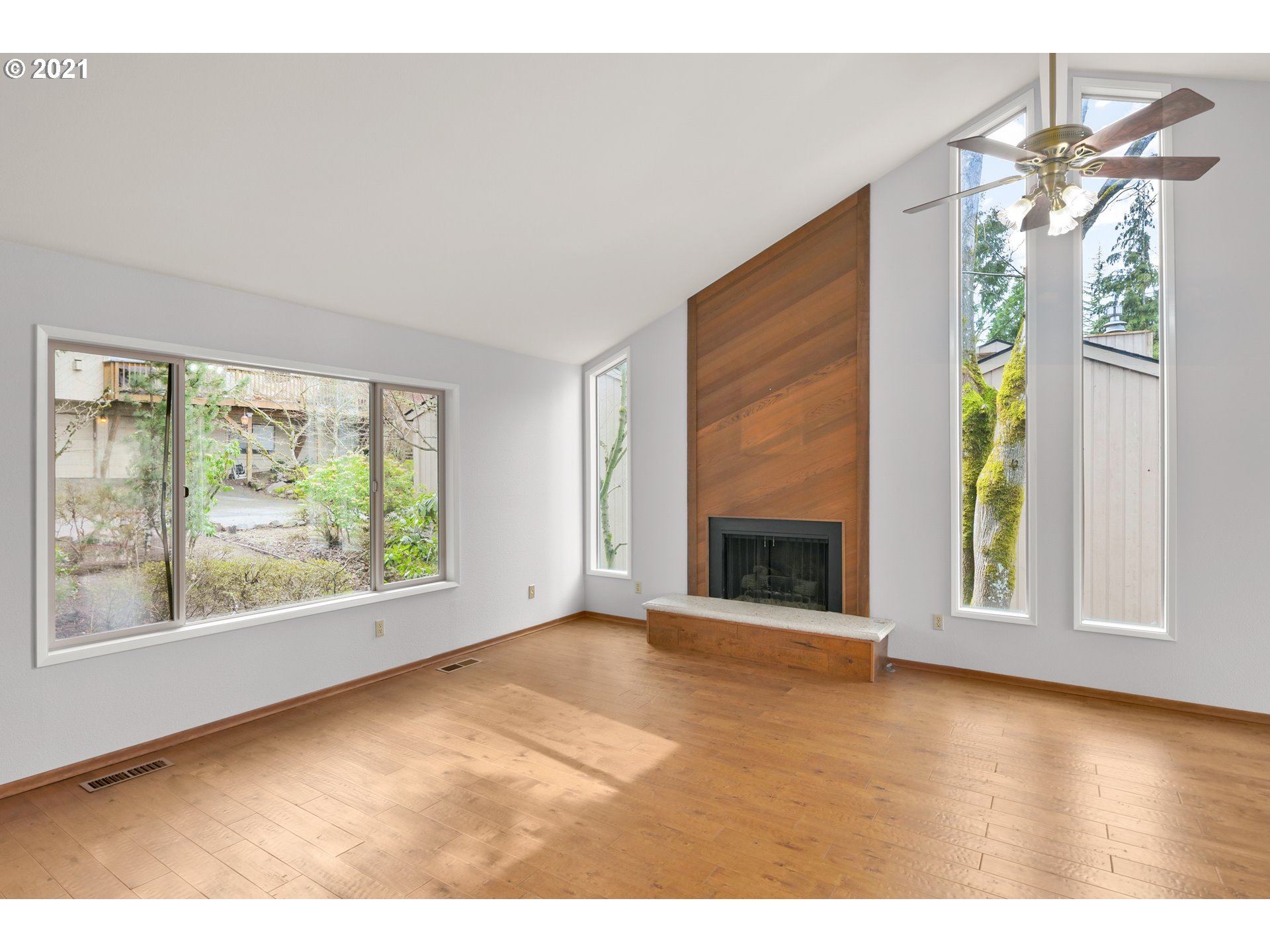10035 Southwest Quail Post Road Portland, OR 97219 - Photo 4 of 26 Gallery Image 4