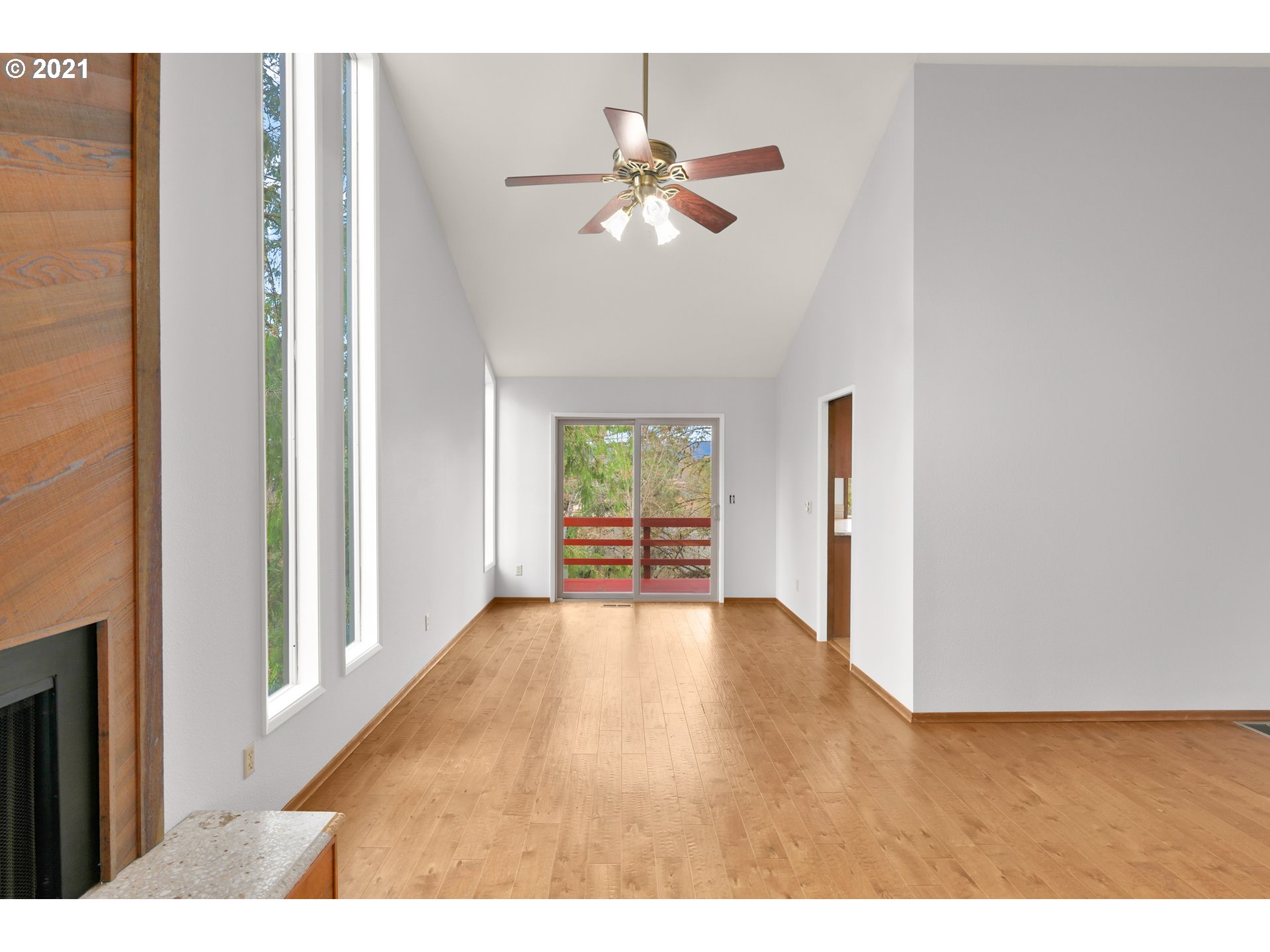 10035 Southwest Quail Post Road Portland, OR 97219 - Photo 5 of 26 Gallery Image 5