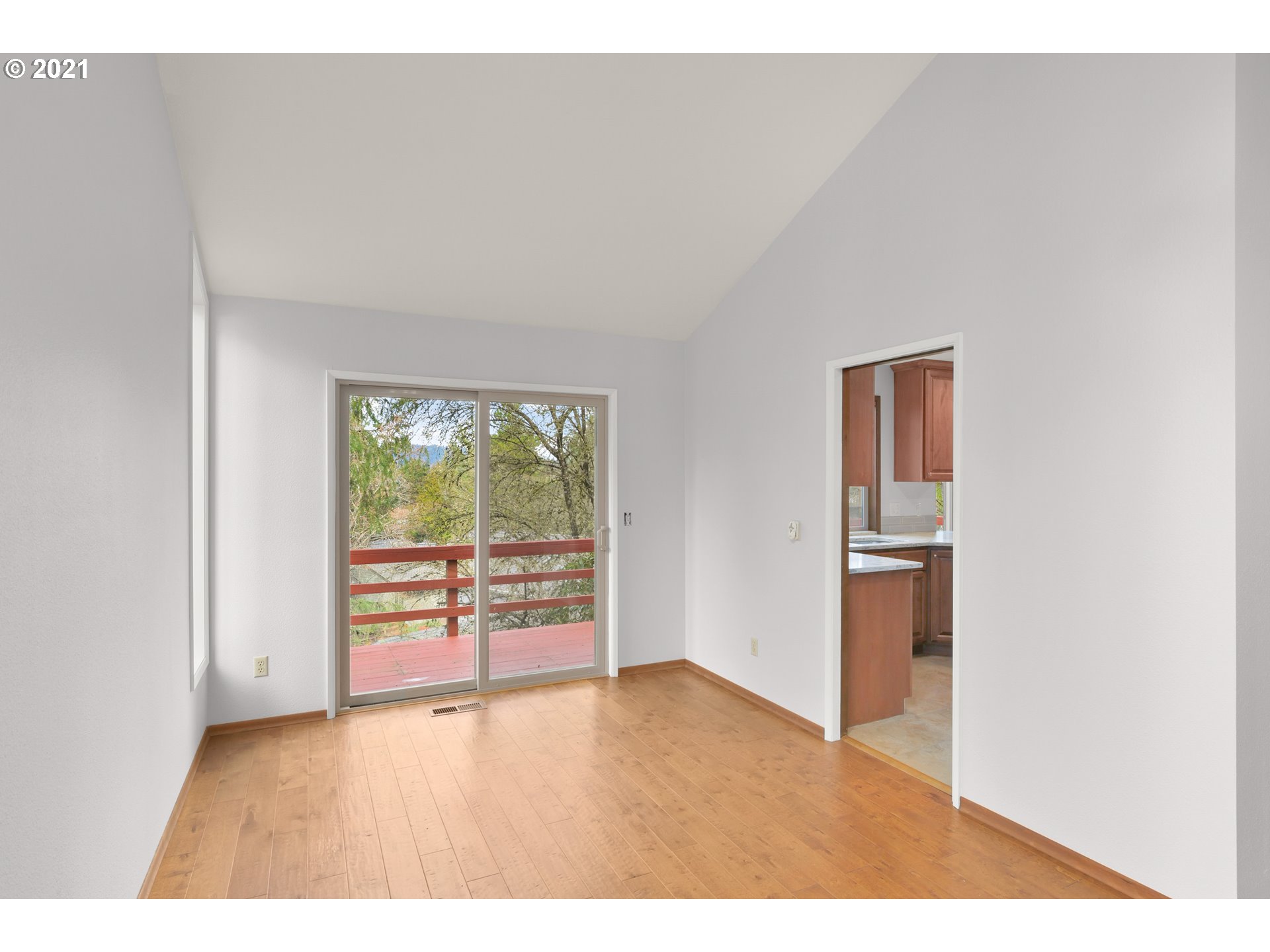 10035 Southwest Quail Post Road Portland, OR 97219 - Photo 6 of 26 Gallery Image 6