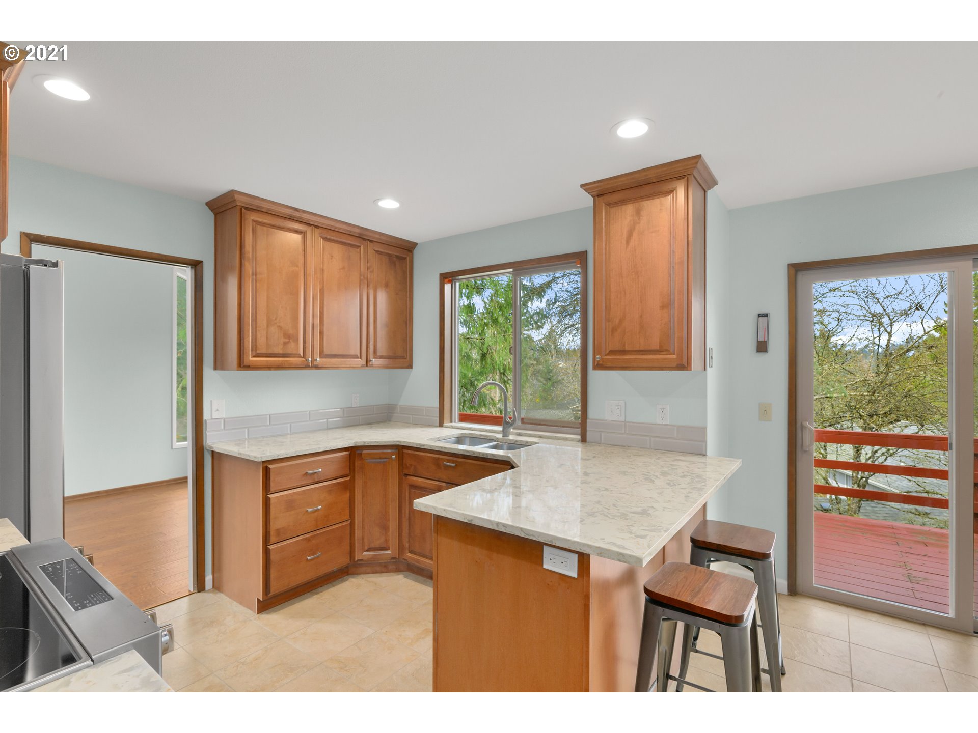 10035 Southwest Quail Post Road Portland, OR 97219 - Photo 8 of 26 Gallery Image 8