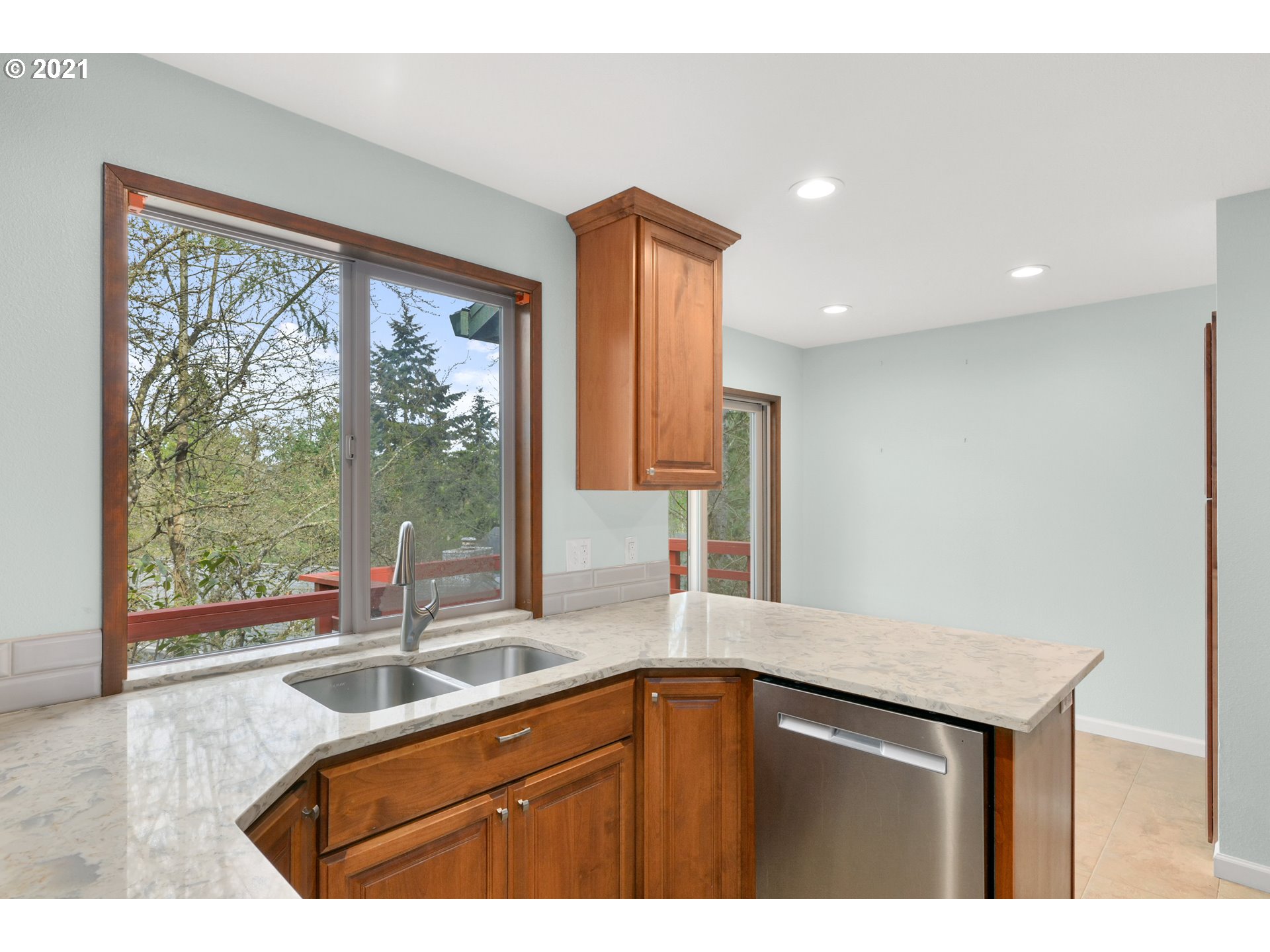 10035 Southwest Quail Post Road Portland, OR 97219 - Photo 9 of 26 Gallery Image 9