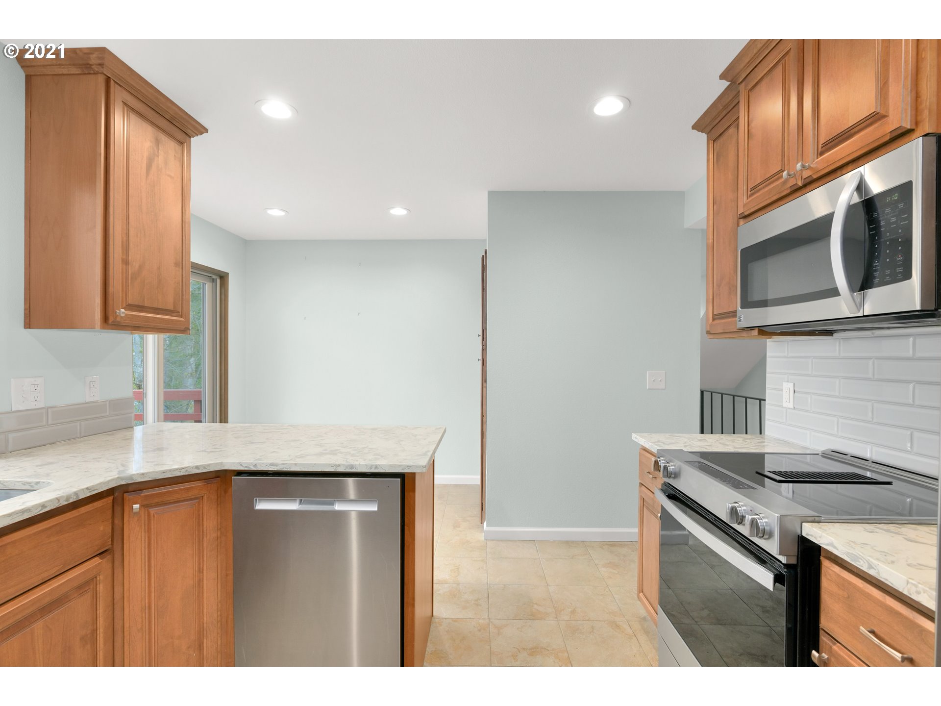 10035 Southwest Quail Post Road Portland, OR 97219 - Photo 10 of 26 Gallery Image 10