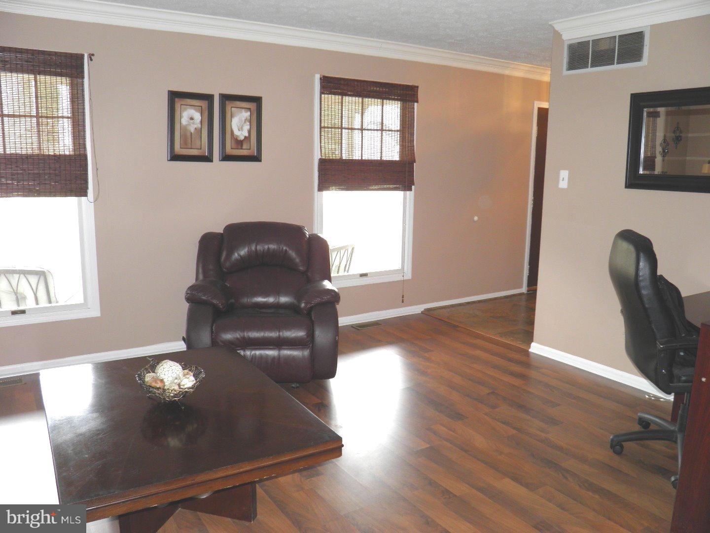 110 Glasgow Road Williamstown, NJ 08094 - Photo 9 of 18 Living Room