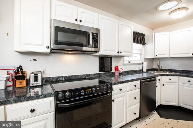 $448,800 | 368 Regina Avenue, Hamilton, NJ 08619