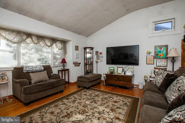 $448,800 | 368 Regina Avenue, Hamilton, NJ 08619