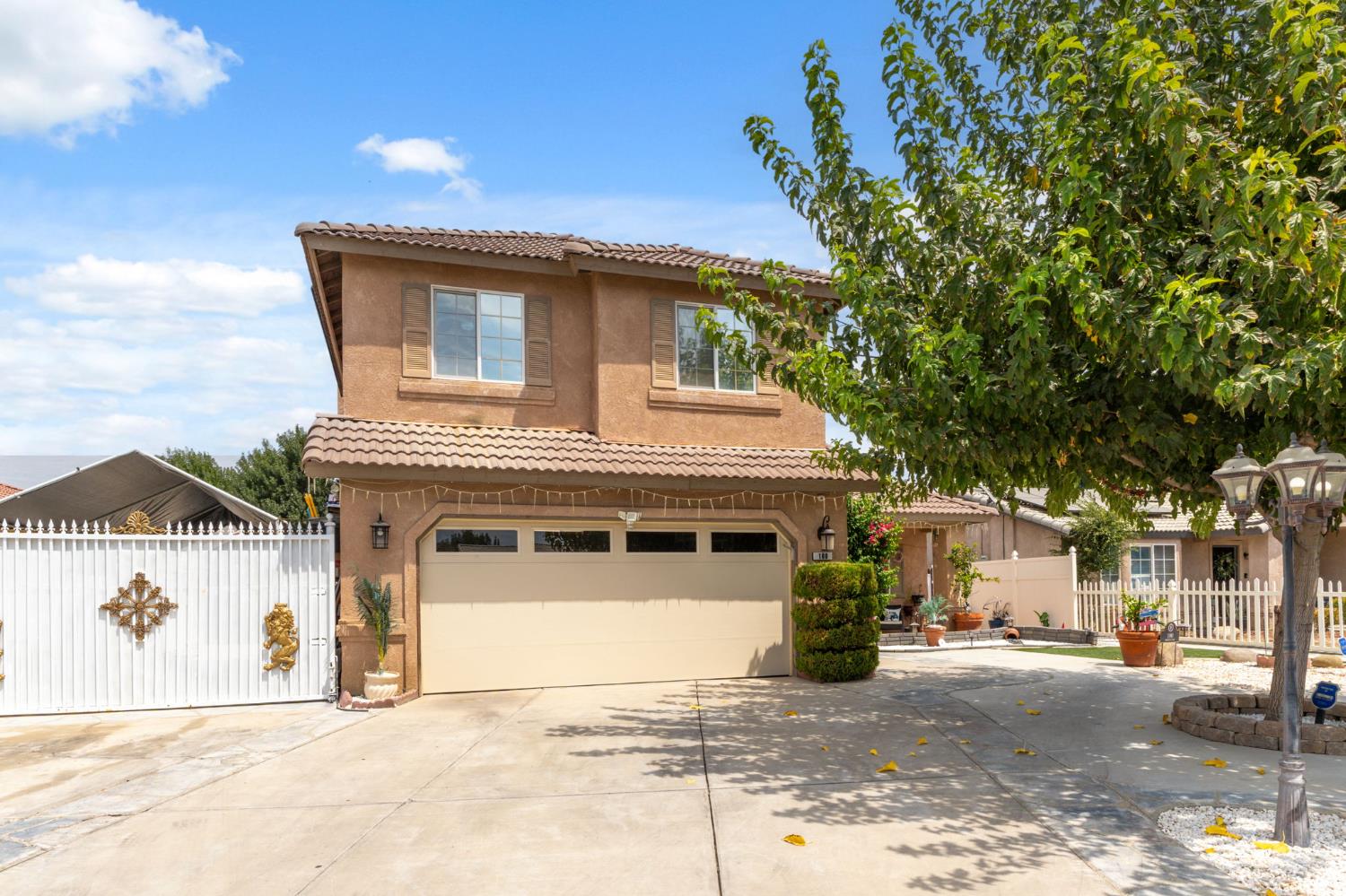 180 Cheney Lane Coalinga, CA 93210 - Photo 1 of 33 a house with a outdoor space