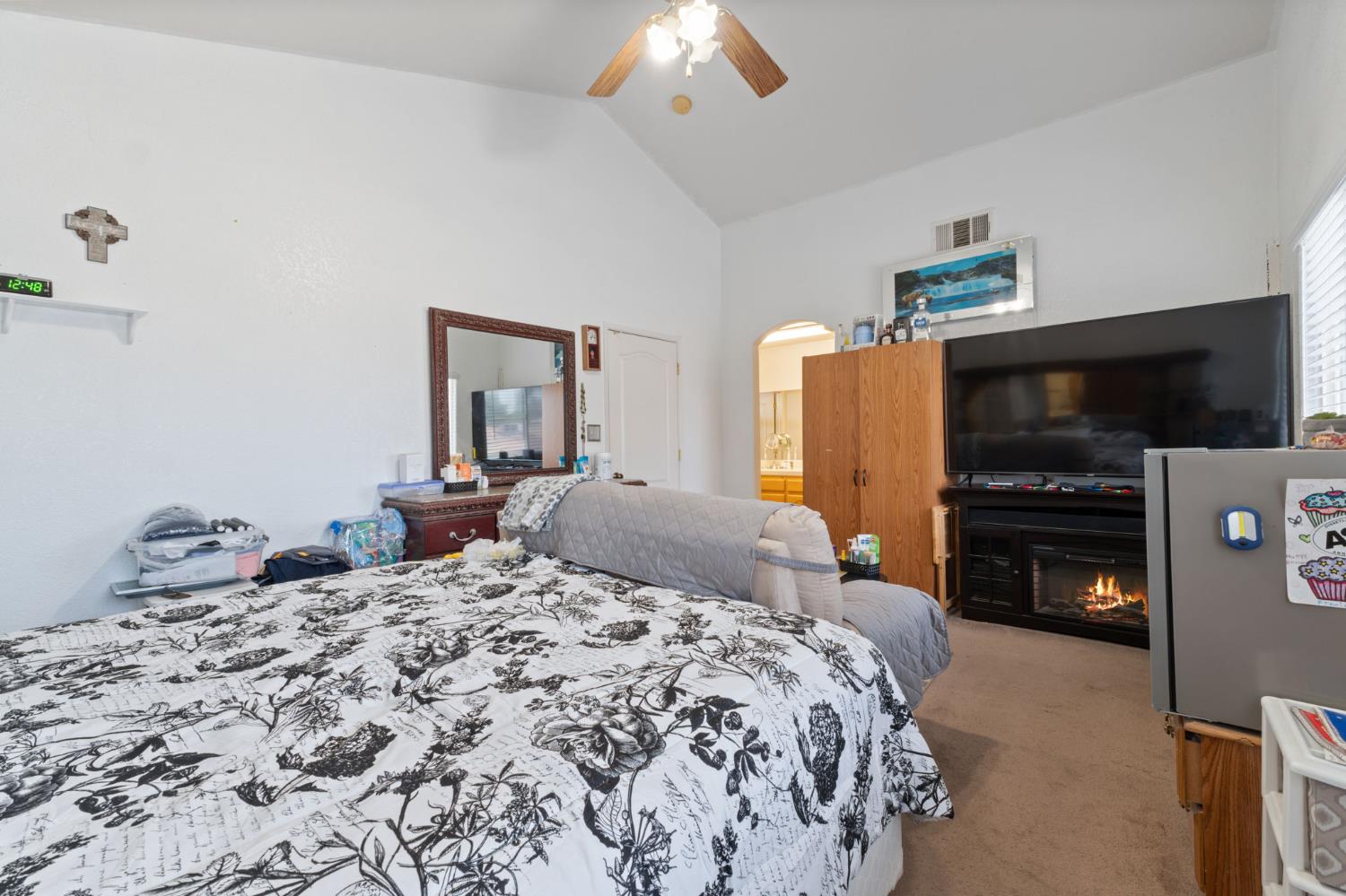 180 Cheney Lane Coalinga, CA 93210 - Photo 24 of 33 a bedroom with a bed and a television
