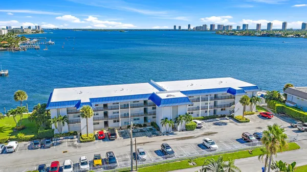 $230,000 | 400 Wilma Circle, Unit 108, Riviera Beach, FL 33404