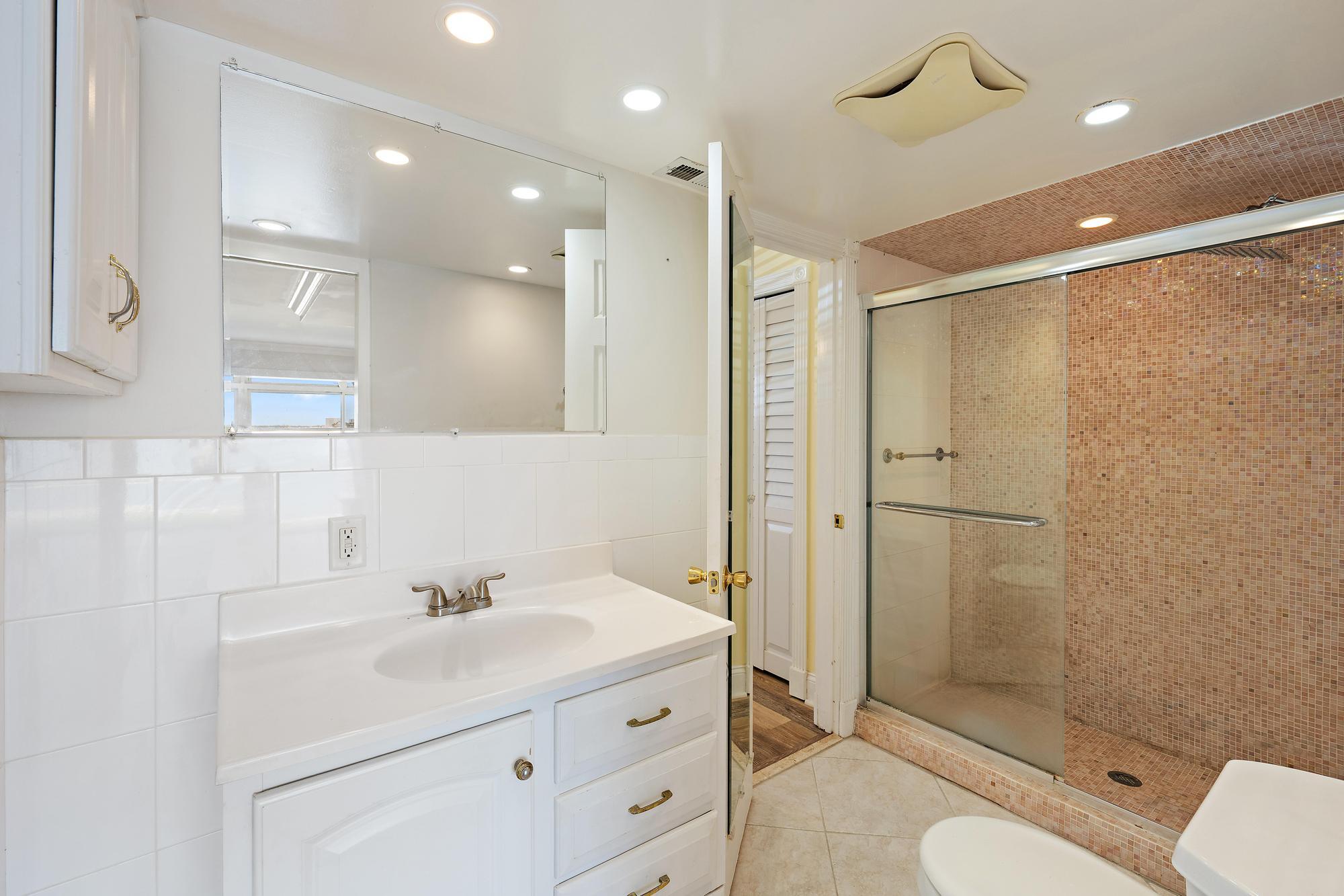 400 Wilma Circle, Unit 108 Riviera Beach, FL 33404 - Photo 9 of 21 Bathroom