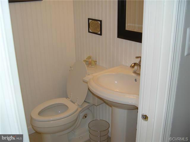 8112 Rhodell Lane Springfield, VA 22153 - Photo 7 of 21 Bath