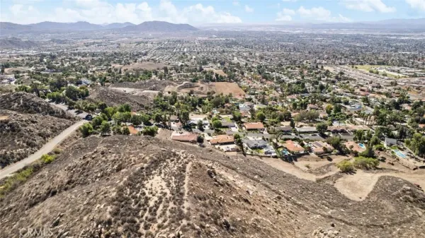 a view of outside area