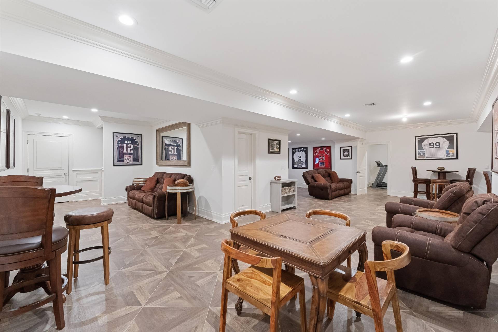 154 Northside Drive Sag Harbor, NY 11963 - Photo 20 of 21 a living room with furniture a table and a flat screen tv