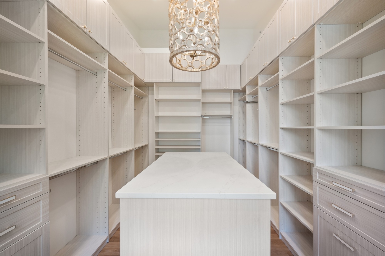 757 Kipling Place Deerfield, IL 60015 - Photo 24 of 35 a view of a room with shelf