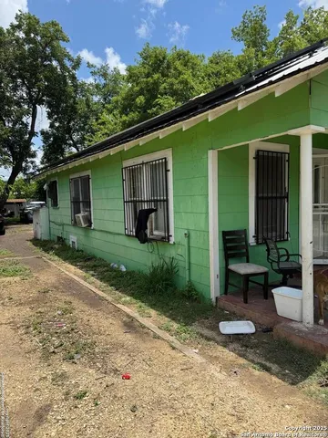 a view of a house with backyard
