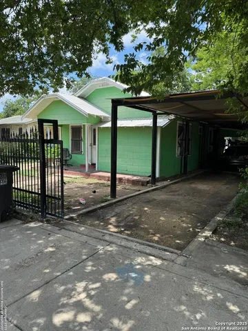 a view of a house with backyard and porch