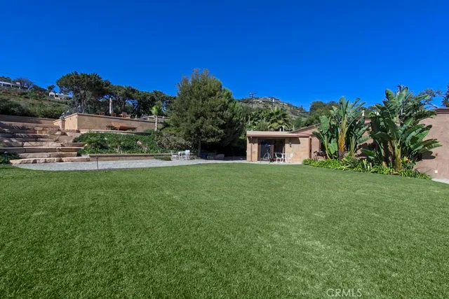 a view of a backyard