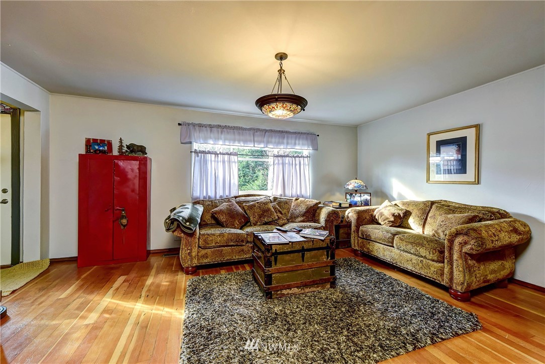 3625 Newberg Road Snohomish, WA 98290 - Photo 5 of 25 a living room with furniture and a window