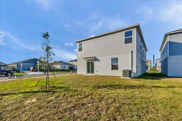 a view of a house with backyard