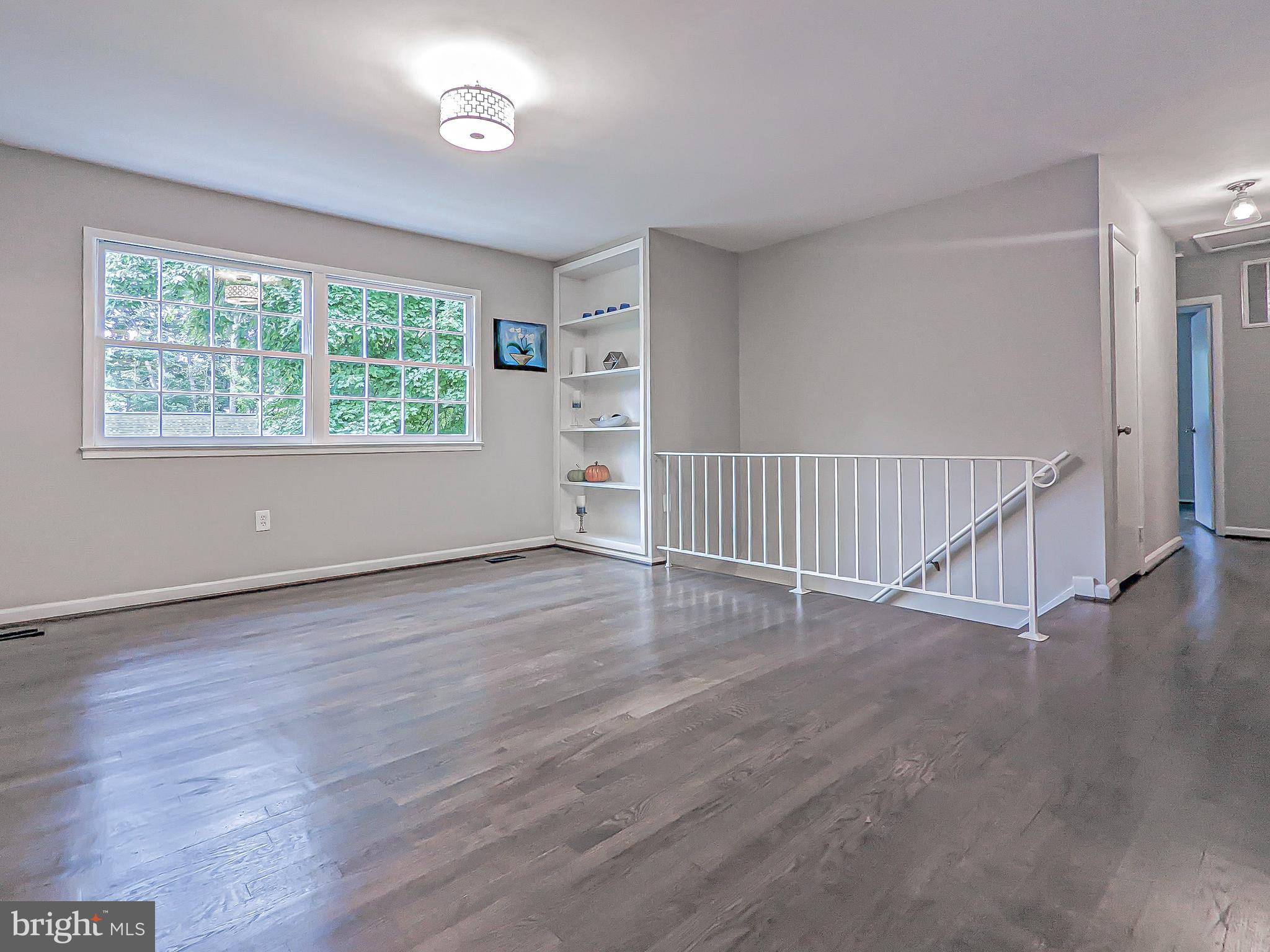 4212 Glendale Road Woodbridge, VA 22193 - Photo 6 of 68 Living Room