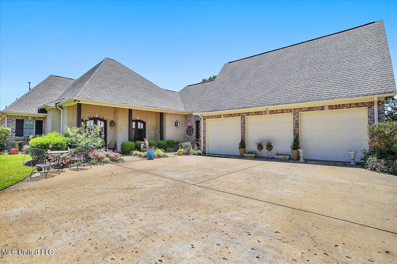 106 Rogues Point Ridgeland, MS 39157 - Photo 1 of 42 Front