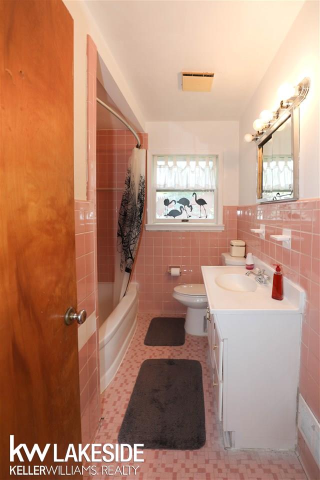 1515 East Hamlin Road Rochester, MI 48307 - Photo 17 of 31 Full bathroom with tub/shower and tile floor.